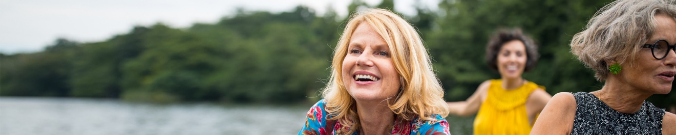 Femmes radieuses et souriantes sur un lac